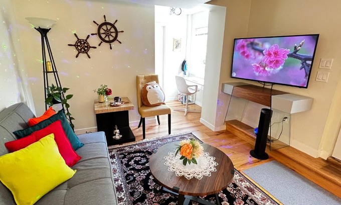 West Vancouver House | Snug Garden Villa; Walk to Beach & shopping Mall