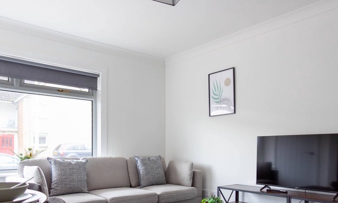 Blantyre House | Snug Modern Home in Blantyre