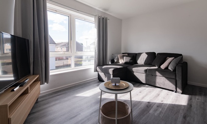 Shieldhall House | Snug Modern Home in Renfrew
