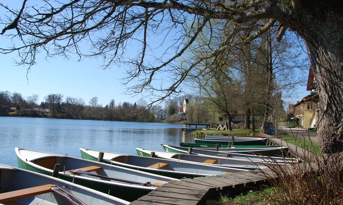 Wessling Condo | Snug Stays: Design apartment for 4 people on Lake Weßlinger See with garden I Ammersee