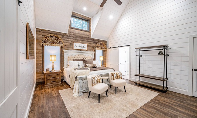 Golden Cabin | Snuggle Inn-Close to NEW Casino, Broken Bow lake, fishing, hiking & eats!
