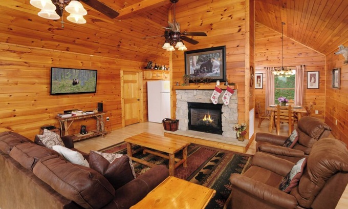 Gatlinburg - Pigeon Forge Cabin | Snuggly Bear Cabin - Perfect mountain views!