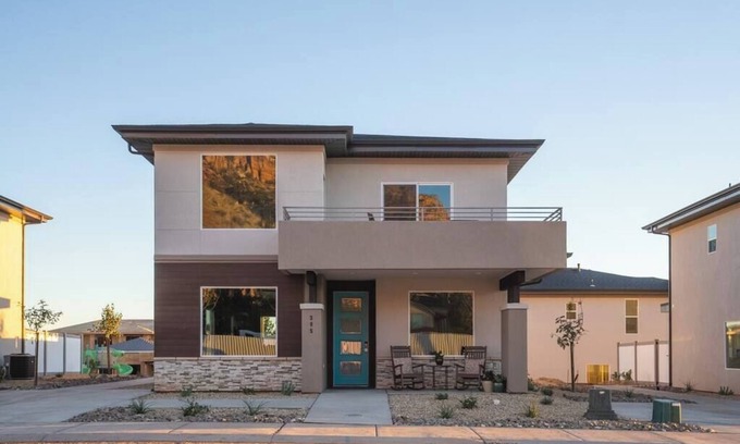 Hildale House | So Zion Coral Cliffs, 4Bed, 3Bath, Hot Tub, Deck, Fire Pits