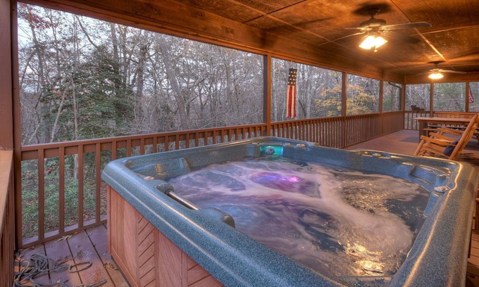 Mineral Bluff Cabin | Soak and cozy up next to the fireplace! - Annie's Mountain Mist -