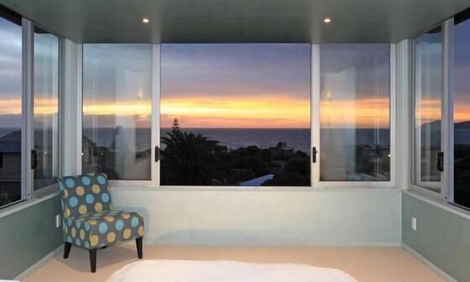 Raumati South House | Soak up the views, enjoy the spa