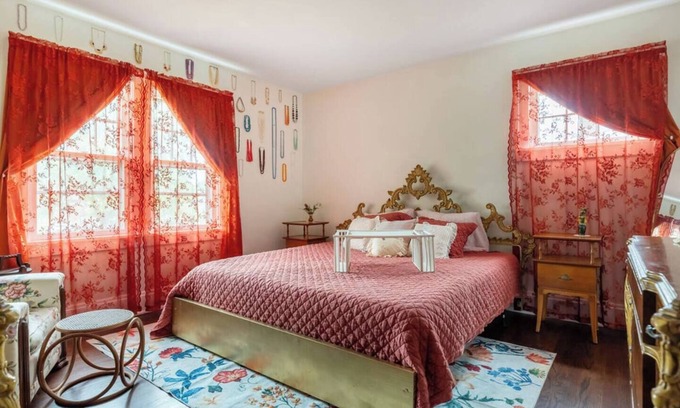 Cleveland House | Soaking Tub Dual Monitor Workspace 500 Mbps WiFi 50" Smart TV King Bed Near Beaches & Downtown CLE