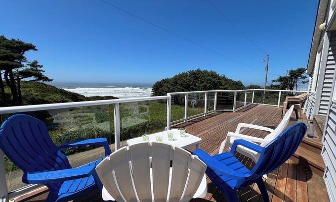 Yachats House | Soaring Seabird - Yachats Ocean View with Hot Tub