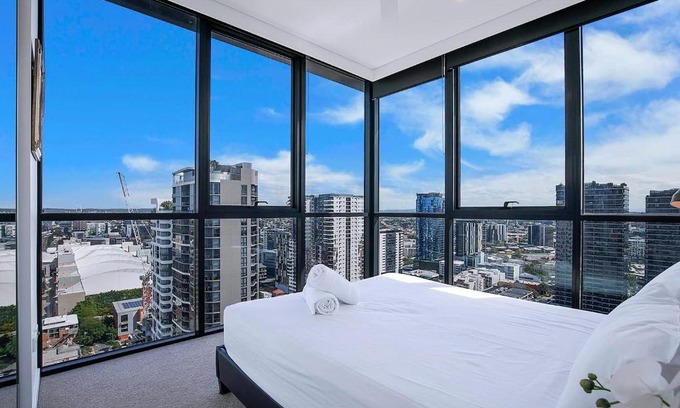 South Brisbane Apartment | Soaring Skyline on Southside at Resort-Style Stay