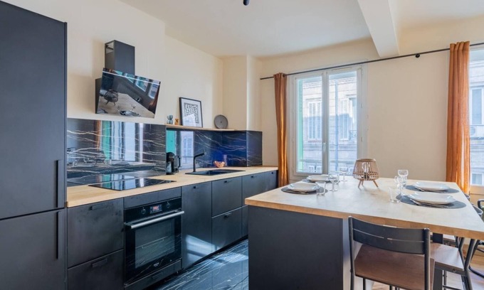 Saint-Victor Apartment | Sobre design near Vieux Port