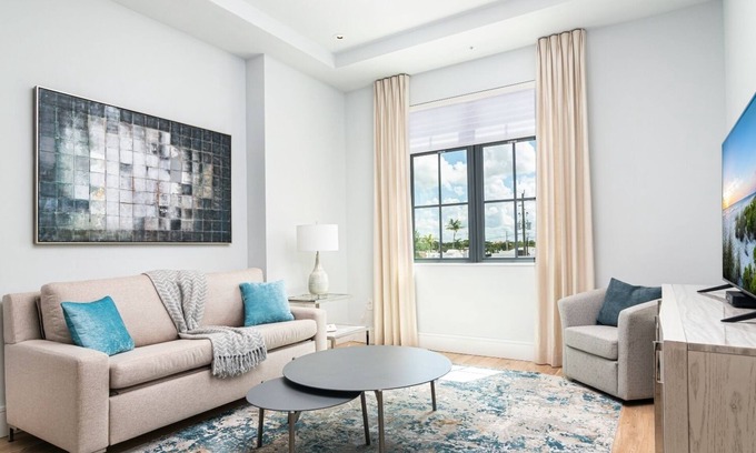 Old Naples Condo | SOCE FLATS 207 - Brand New Olde Naples Condo Steps to 5th Ave S!