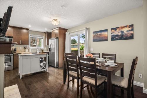 Bridgeland House | Social Haus Trendy 3BR Townhome in Bridgeland YYC