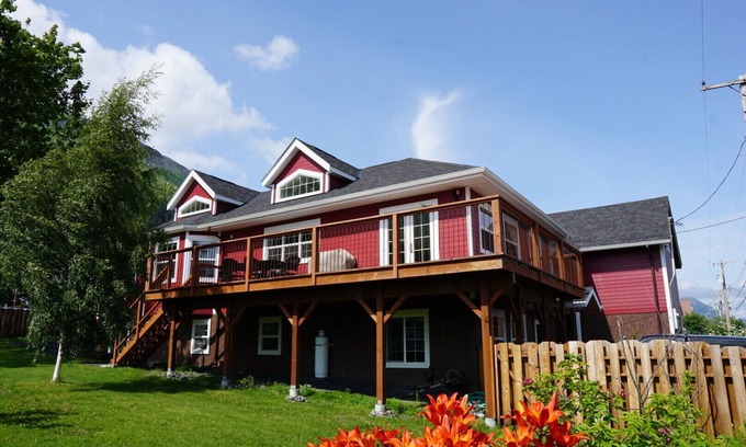 Seward House | Sockeye house 420 3rd ave Large house located in downtown Accommodates up to 12
