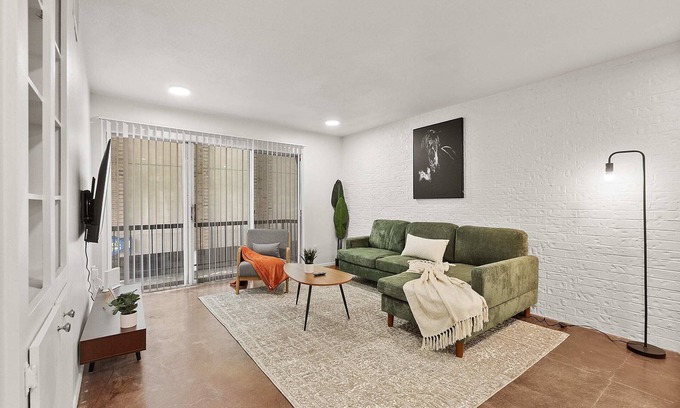 Travis Heights Apartment | SOCO Green House | Sleeps 6 | Free Pkg | Downtown