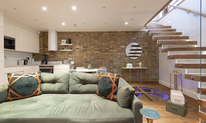 Soho Apartment | Soho Chic: Luxury 2BR/2BA Apartment in the Heart of London