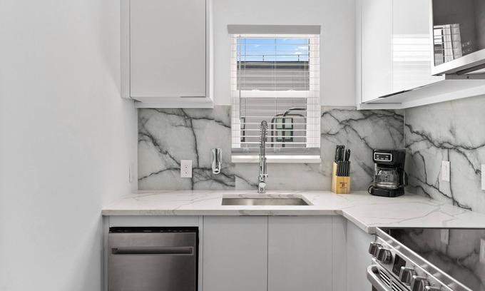 Historic Hyde Park North Apartment | SoHo/Hyde Park Luxury 1 BR Apt