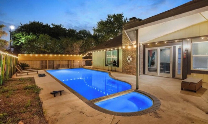 Clodine House | SoHo Retreat-5BRS home-Pool Patio Deck-Houston