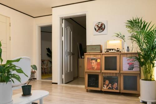 Gyeongnidan-gil Apartment | Sojin's Wood&Green House