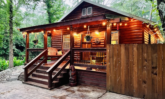 Broken Bow Cabin | “Sol Shack” Hot tub! Pet Friendly! Central to Hochatown, state park, and river!