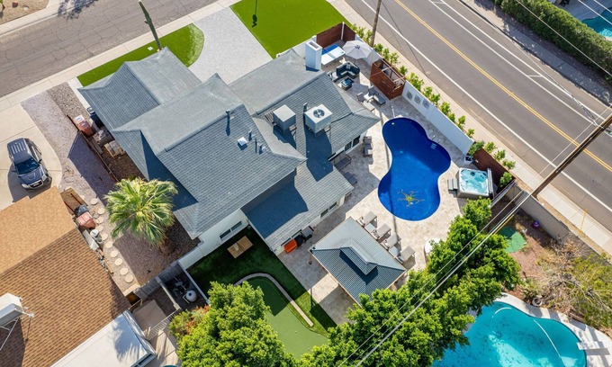 Scottsdale House | Sol Villa-Old Town Scottsdale! 7 BR. Pool, Jacuzzi, Putting Green, Game Room