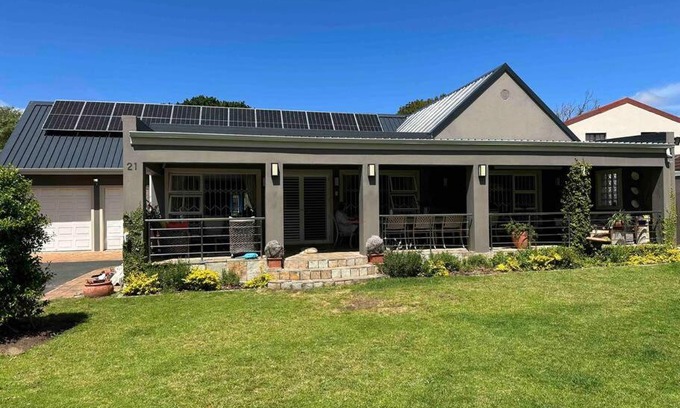 Lakeside House | Solar Entertainers dream on Constantia wineroute