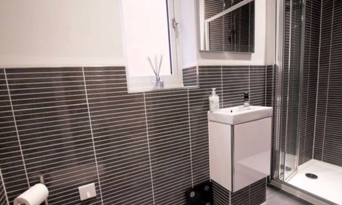 Portsmouth House | Solent Heights Modern Luxury with Hot Tub & Garden Sleeps 8