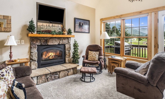 Estes Park Condo | Solitude Raven #2 - Mountain Condo with Fireplace