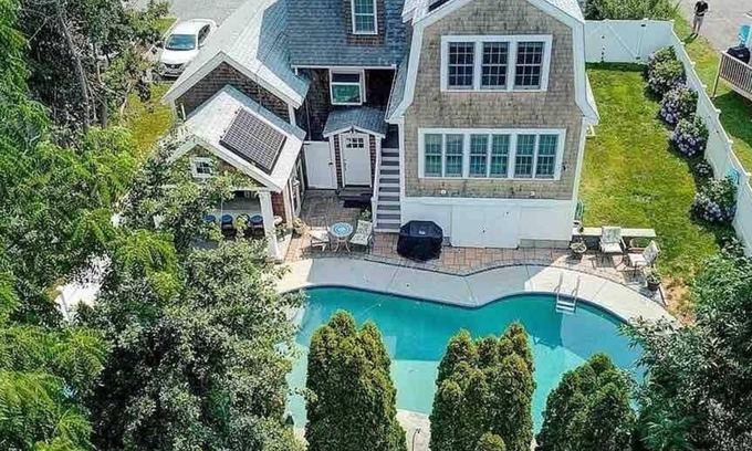 Newport East House | Solo Fish - Family home, walk to beach and pool!