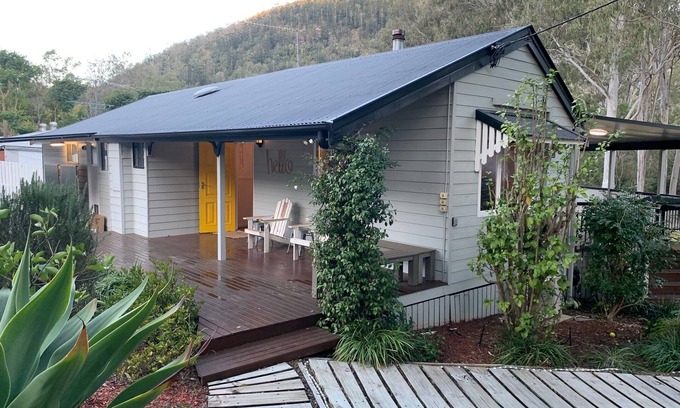 Somerset Dam House | Somertime Cottage - Relax with family & friends 4 bed, 2 bath house sleeping ten