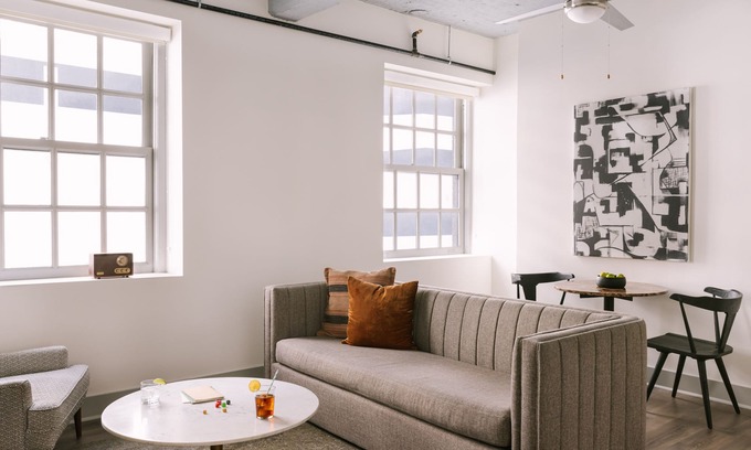 Downtown Nashville Apartment | Sonder The Score | Spacious King Studio Apartment