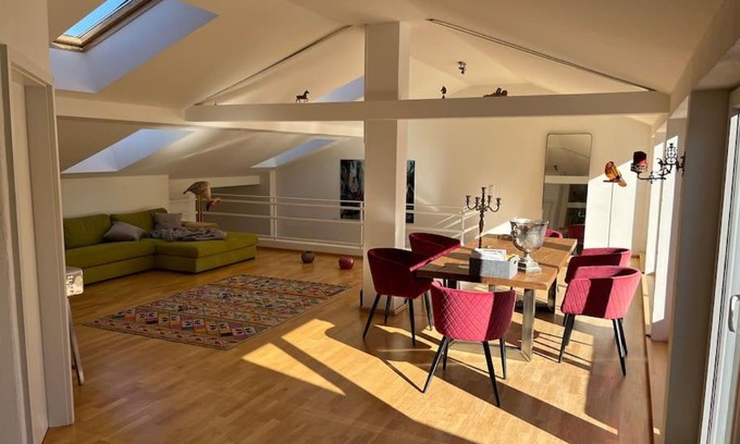 Feusisberg Apartment | Sonnige Loft mit Terrasse, Ladestation für Elektrofahrzeuge