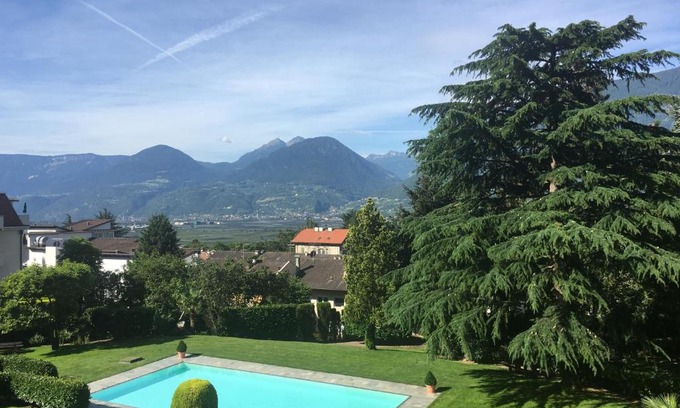 Merano Apartment | sonnige schicke Ferienwohnung Meran Pienzenau