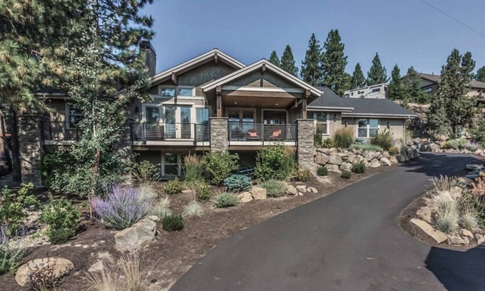 Bend House | SONrise House - spacious West Side Beauty w Hot Tub and views!