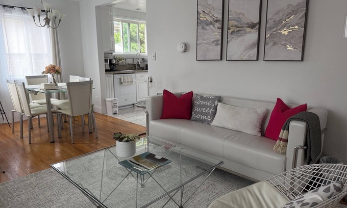 Palms House | Soothing 2-bedroom house with AC in vibrant Los Angeles
