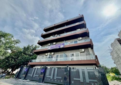 Sector 39 Hotel | Soothing Stayz - Near Medanta The Medicity