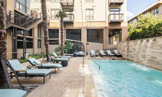 Legacy Park Apartment | Sophisticated 1,100 sq. ft. apt in Plano near to Shops at Legacy.