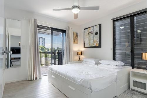 Fortitude Valley Apartment | Sophisticated 2-Bed Home With Alfresco Dining