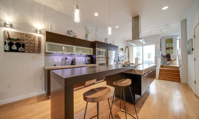 Wesley Heights Condo | Sophisticated 3-Story Stay—Historic Wesley Heights
