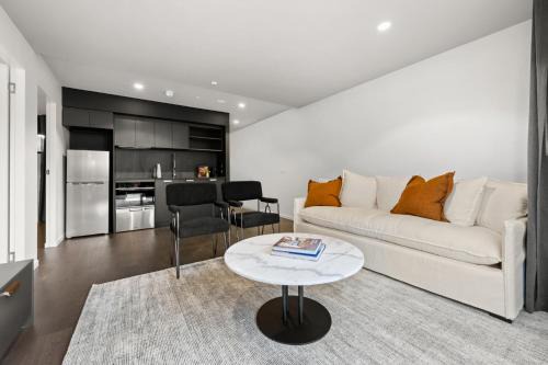 Braddon Apartment | Sophisticated Inner-City 2-Bed with Outdoor Dining