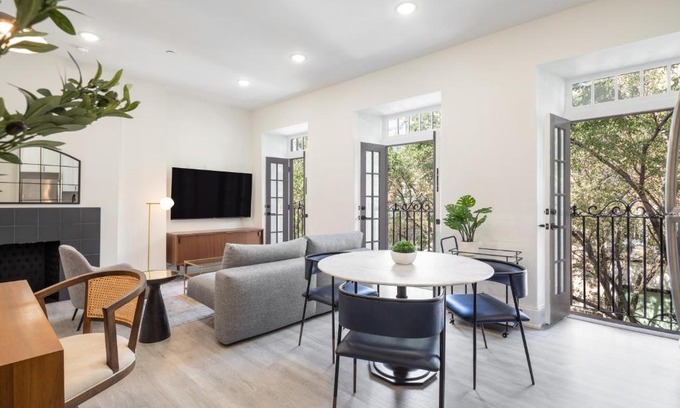 Rittenhouse Row Apartment | Sosuite at French Quarters - Rittenhouse Square