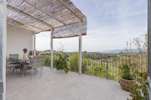 Usigliano Apartment | [- Sotto la Loggia -]