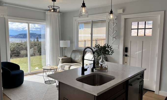 West End Cottage | Soundview Suite Cottage, 3 mins from beach, close to 6 hospitals