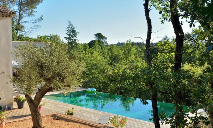 Saint-Maximin-la-Sainte-Baume Bed & Breakfast | Sous les oliviers - Piscine chauffée - Studios de standing tout-équipés