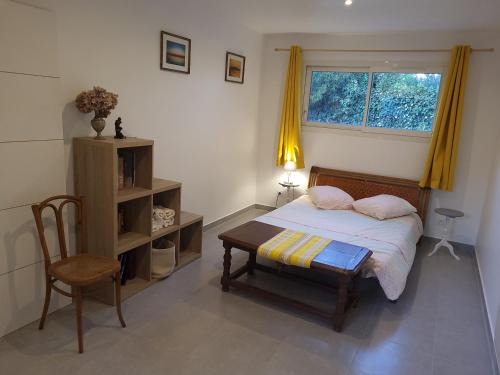 Moyen-Vernet Bed & Breakfast | Sous le vieux figuier, chambre double indépendante