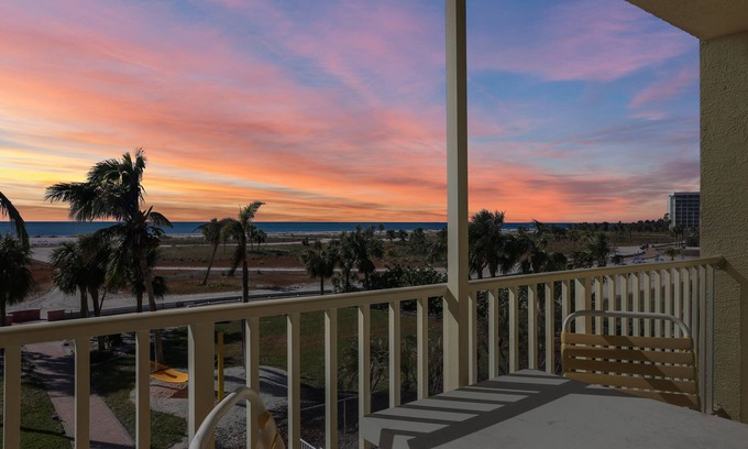 Treasure Island Condo | 🌞 South Beach Condo #305 Gulf Front Bliss for Up to Four Guests