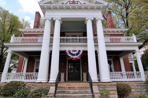 Scottdale Apartment | South Broadway Manor B&B - Near Fallingwater, Ohiopyle State Park, Hiking & Biking trails GAP