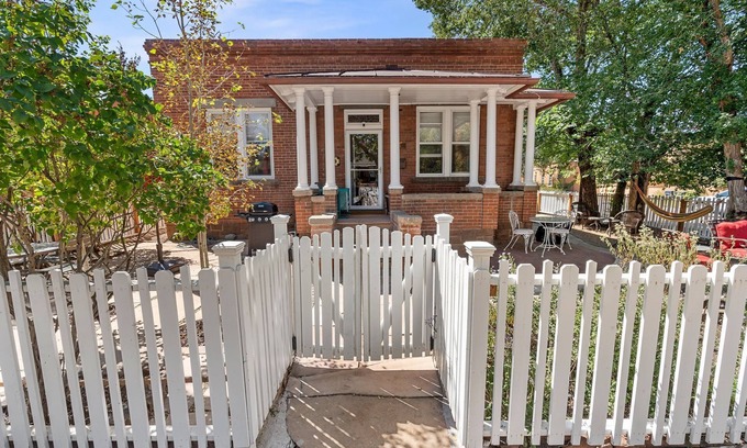 South Capitol House | South Capital 5BD/3Bath/7Beds for 12! Heart of Santa Fe!