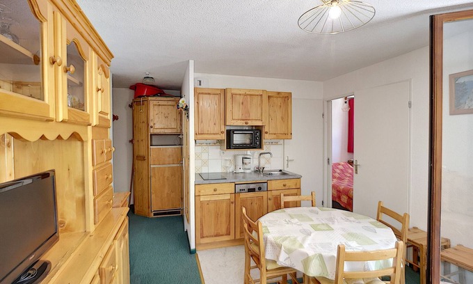 Les Bruyeres Apartment | South-Facing 2-Bedroom Apt in Les Menuires, Ski-In/Ski-Out, Sleeps 5