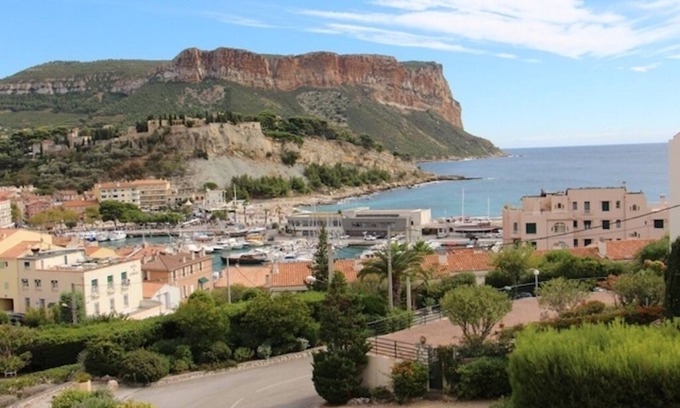 Cassis Apartment | South facing apartment, sea view, near beach/center, terrace, aircon, parking