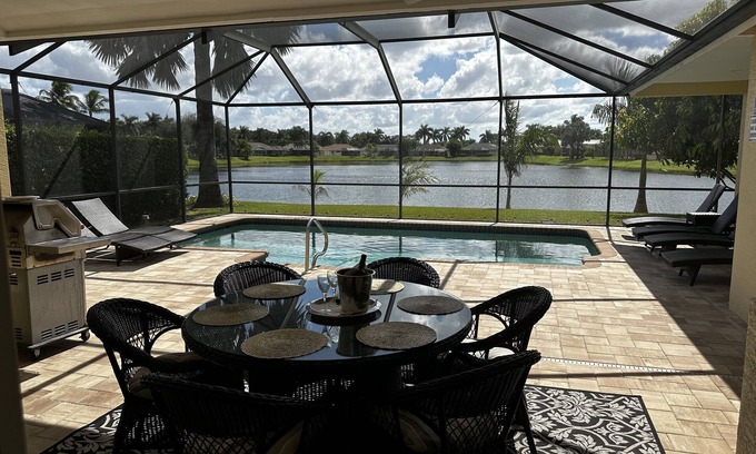 Central Naples House | South Facing Lake View with Heated Saltwater Pool,and Lanai.Tesla charging