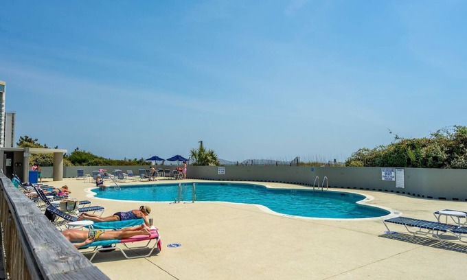 Arcadian Shores Condo | South Hampton 902 w/Outdoor Pool & Beach
